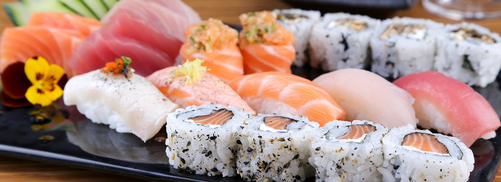 Foto ilustrativa combinado de sushi e sashimis